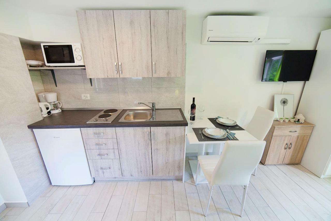 Apartmani Sandra Rovini Moscenice Eksteriør bilde